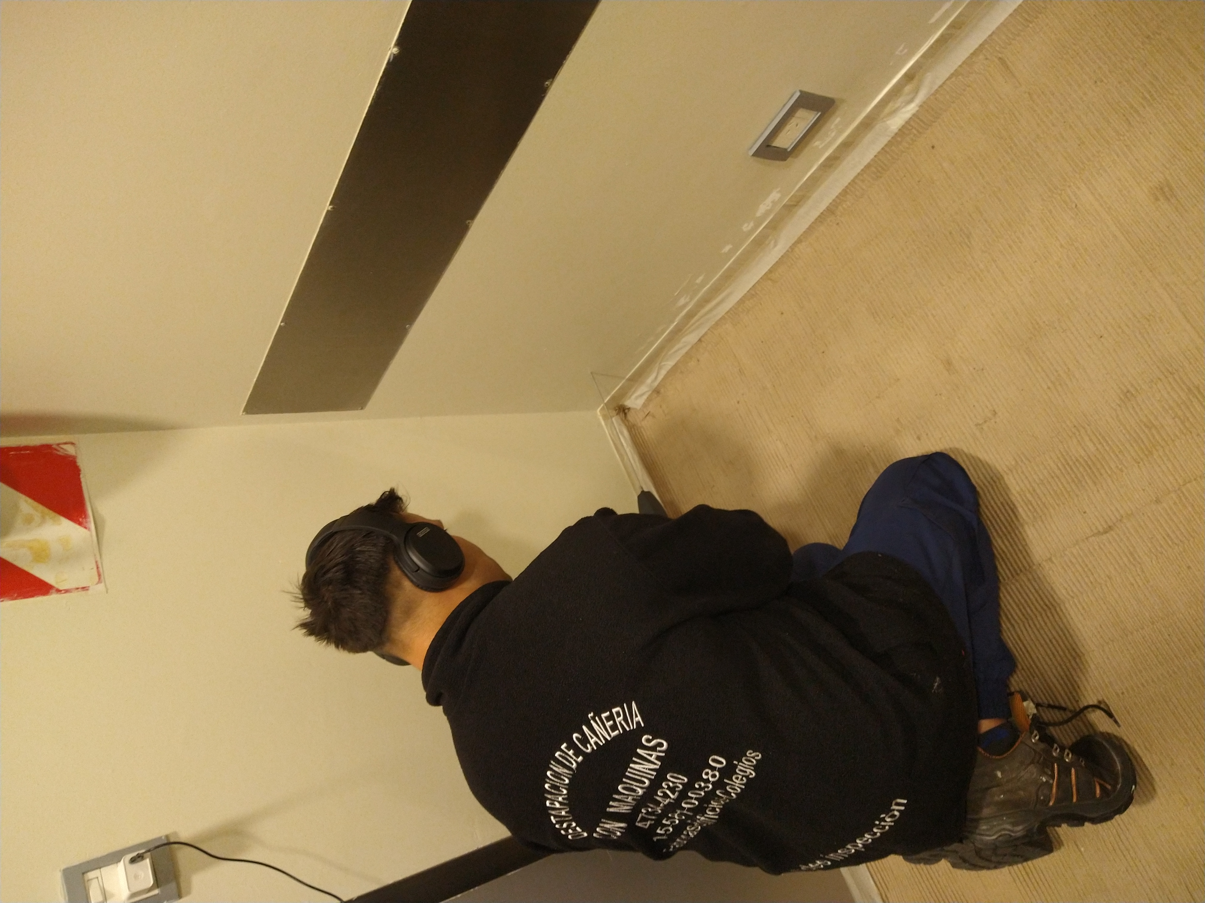 Técnico marcando punto exacto de fuga de agua detectada